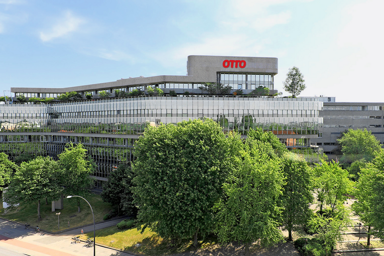 OTTO Gebäude Aus dem Weitwinkel sind die Otto-Gebäude mit den vielen Bäumen im Sommer zu sehen.