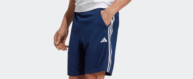 Ideal für Training, Freizeit und am Strand: die kurzen Shorts von adidas mit drei Streifen