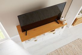 Elegantes TV Lowboard im modernen Landhausstil