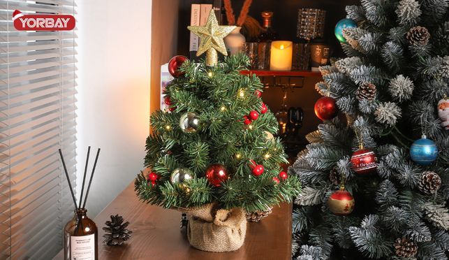 40cm Mini Weihnachtsbaum mit warmweiß LEDs und Weihnachtsdeko