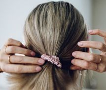 Luxuriöse Seiden Scrunchies für jeden Anlass