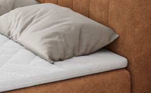 Komfortabler Schlaf: Gepolstertes Bett mit Topper