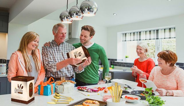 40 teilige Essbesteck Set mit Messer/Gabel/Löffel, Hochwertiges Edelstahlbesteck, Spülmaschinenfest 