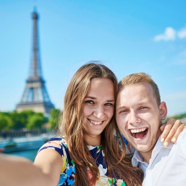 Mit einer Selfie-App können Sie prima Selbstporträts beim Paris-Urlaub machen.