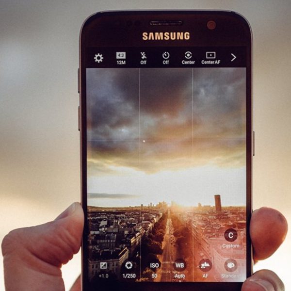 User fotografiert Stadt im Sonnenuntergang mit Samsung Galaxy S7.