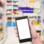 Kunde mit Smartphone im Supermarkt