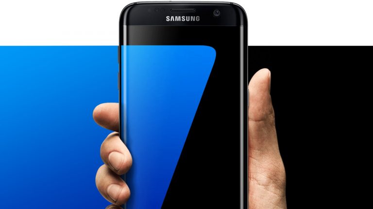 Großaufnahme Hand hält Samsung Galaxy S7