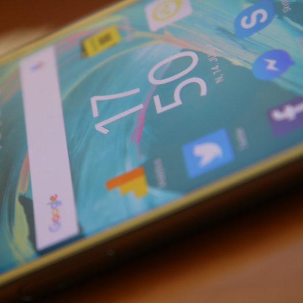 Frontansicht und Display des Sony Xperia X