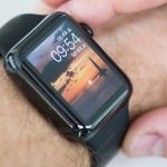 Mann bedient Apple Watch am Handgelenk