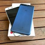 Huawei P10 in Silber und Huawei P10 in Blau