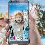 LG G6 fotografiert badendes Mädchen direkt im Schwimmbecken.