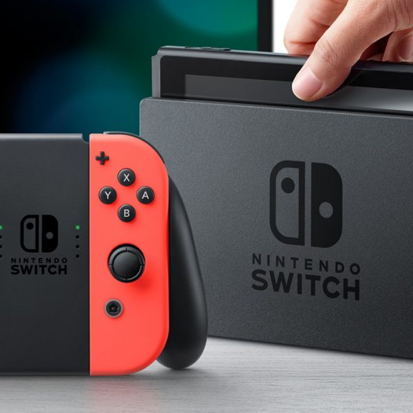 Nintendo Switch Mobilgerät und Box