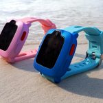 Omate O4VC Smartwatches in rosa und blau.