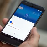 Ein Mann nutzt den virtuellen Helfer Google Assistant auf dem Smartphone Google Pixel.