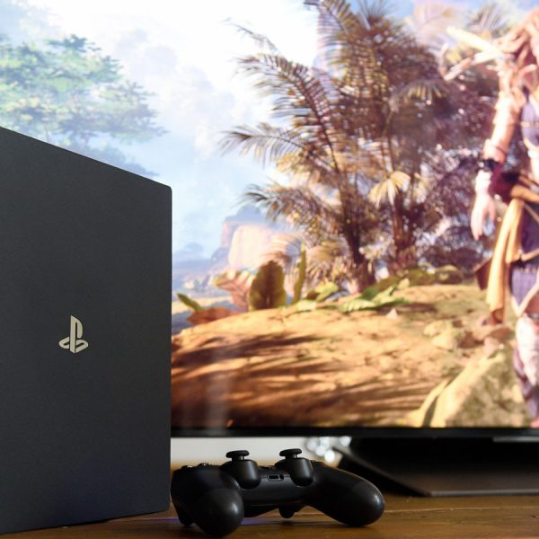 PlayStation 4 Pro mit Controller an TV angeschlossen