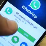 Ein Smartphone, auf dem WhatsApp installiert ist.