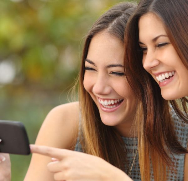 Frauen schauen Video auf Smartphone an