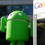 Android-Figur vor Google-Sitz