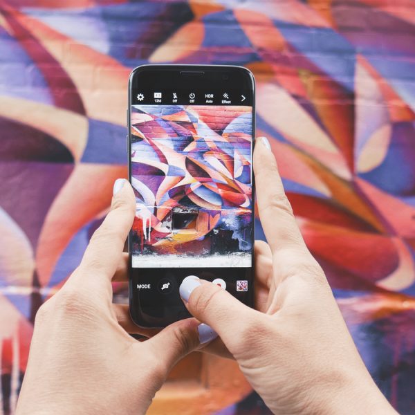 Samsung Smartphone knipst eine Graffiti-Wand