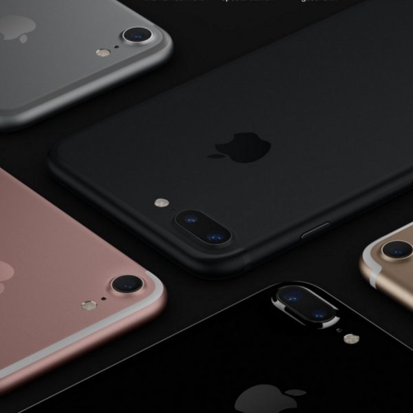 Rückseiten fünf verschiedener iPhones