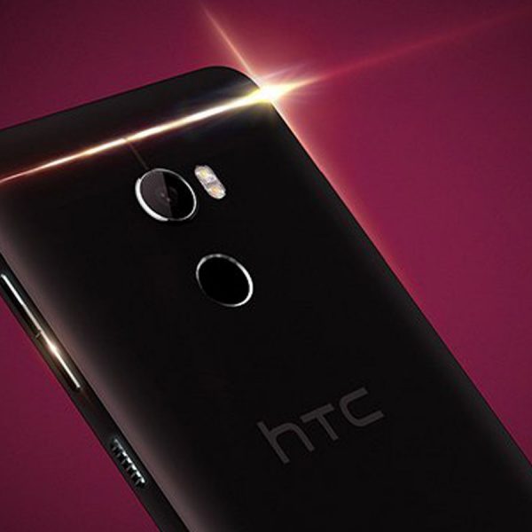 Flyer zeigt mögliches Smartphone mit dem Namen HTC One X10