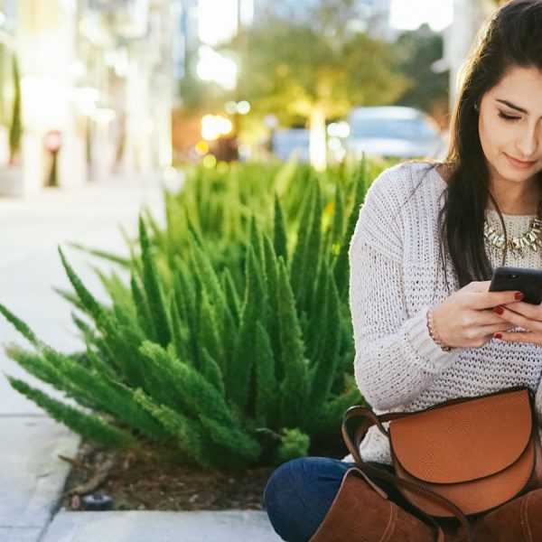 Eine Frau liest auf ihrem Smartphone