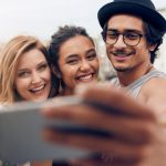 Gruppe macht gemeinsames Selfie