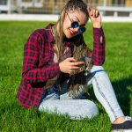 Frau mit Handy chattet