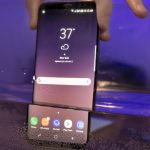 Ein Samsung Galaxy S8 wird ins Wasser getaucht.