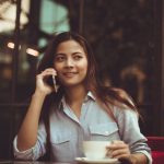 Junge Frau mit Smartphone