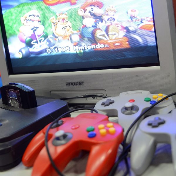 Eine alte Nintendo 64 Konsole mit passenden Controllern