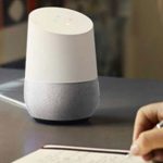 Der intelligente Lautsprecher Google Home beherrscht auch Spiele und lustige Sprüche