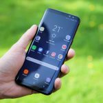 Mann hält Galaxy S8 Plus in der Hand