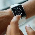 Apple Watch Funktionen wie Uhrzeit- und Wetteranzeige