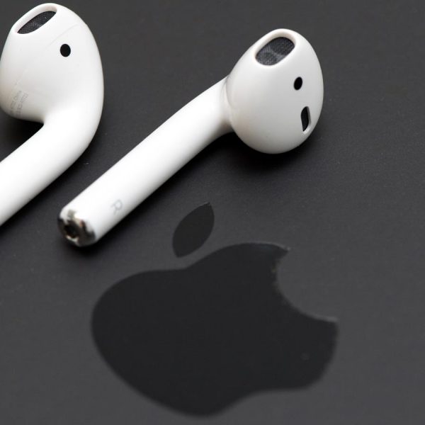 AirPods und Apple Logo