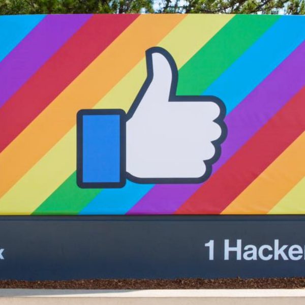 Schild Facebook Firmensymbol vor Regenbogenfarben