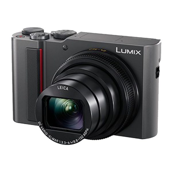 Die Panasonic Lumix TZ-202 in Frontansicht vor weißem Hintergrund