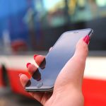 Smartphone wird unterwegs in der Hand gehalten