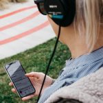 Frau nutzt Apple Music auf iPhone