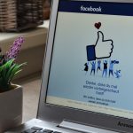 Login-Seite Facebook auf Laptop