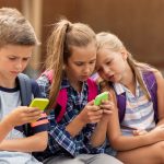 Schüler nutzen Schule-Apps für die tägliche Organisation ihrer Aufgaben