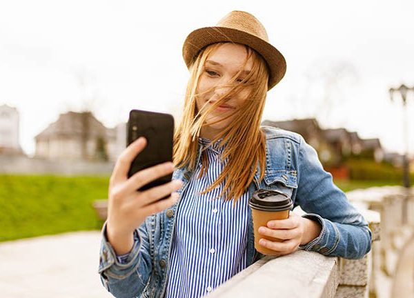 Frau macht Selfie