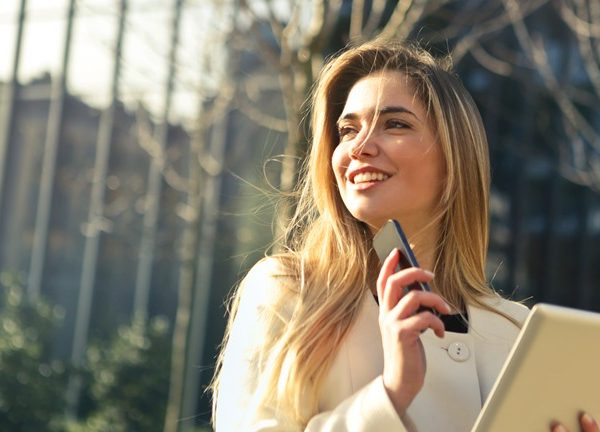 Frau mit Smartphone