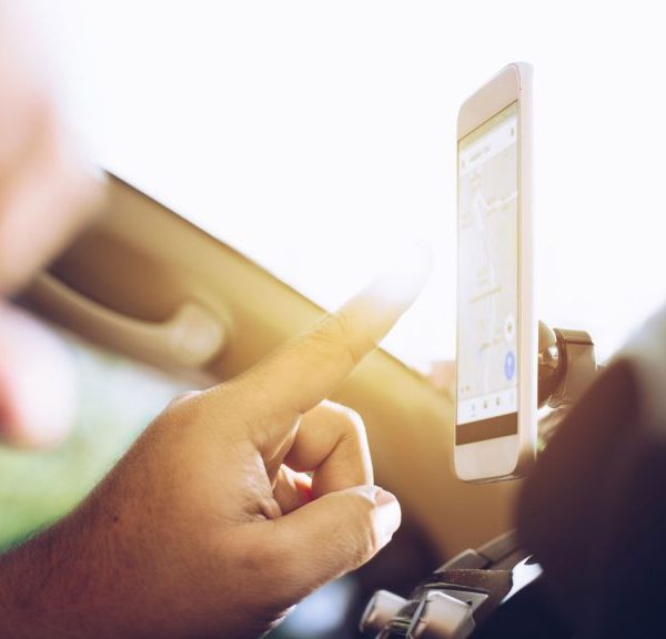 Autofahrer nutzt Google Maps auf Smartphone zur Navigation