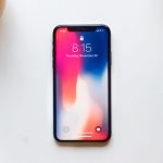 iPhone 11 liegt auf Tisch