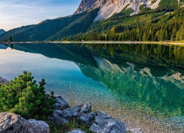 Bergpanorama mit Spiegelung in einem See