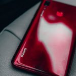 Ein Huawei-Smartphone in rot.