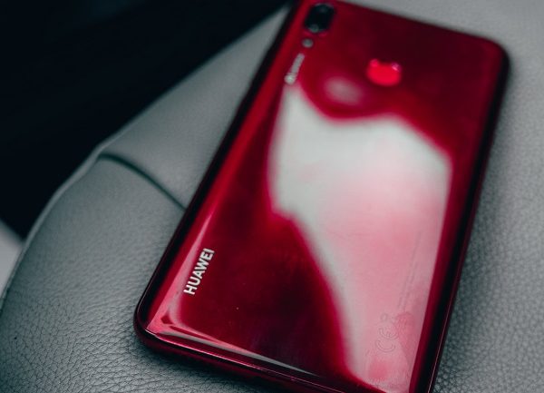 Ein Huawei-Smartphone in rot.