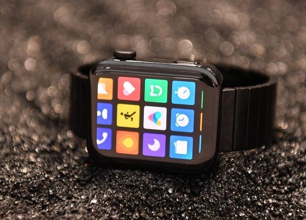 Die Xiaomi Mi Watch soll als günstigere Alternative der Apple Watch Konkurrenz machen.