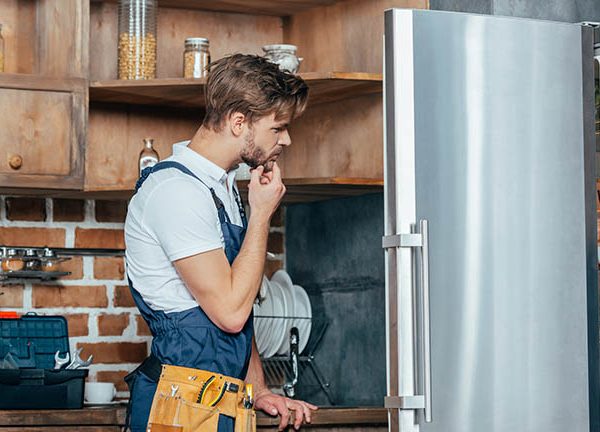 Der Kühlschrank macht laute Geräusche